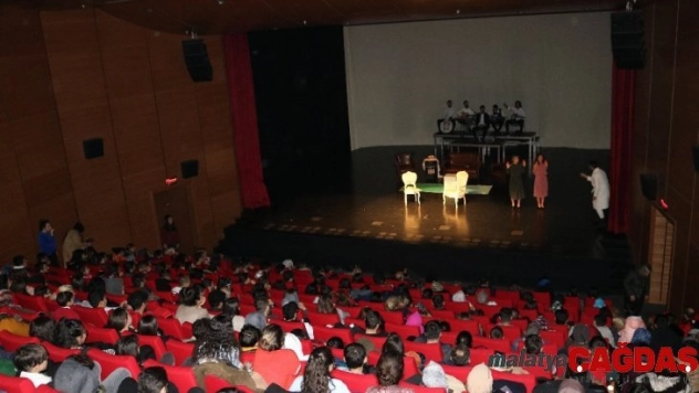 Köyü okulu kütüphanesi oluşturmak için tiyatro gösterisi düzenlediler