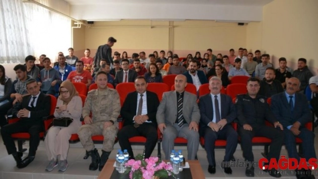 Koyulhisar MYO'da ilk dersi Kaymakam  Partal tarafından gerçekleştirildi