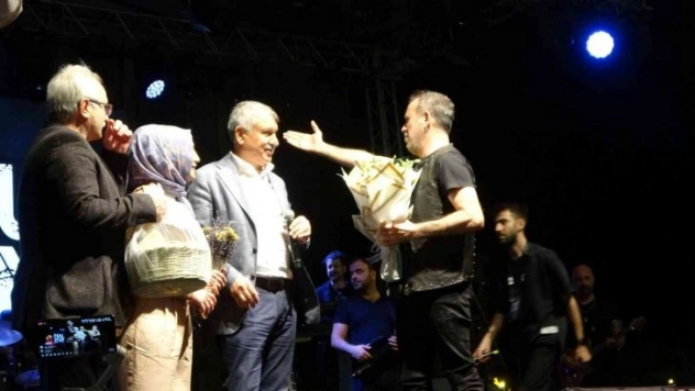 Kozan'da Cumhuriyet coşkusu Haluk Levent konseri ile taçlandı