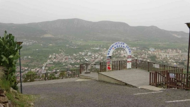 Kozan'da toz bulutu etkili oldu