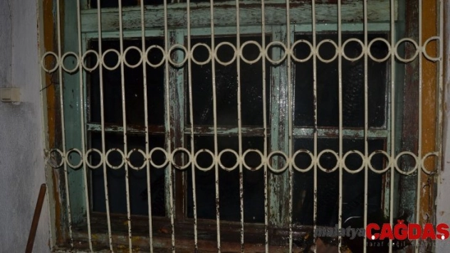 Kozan'da yanan ev kullanılmaz hale geldi