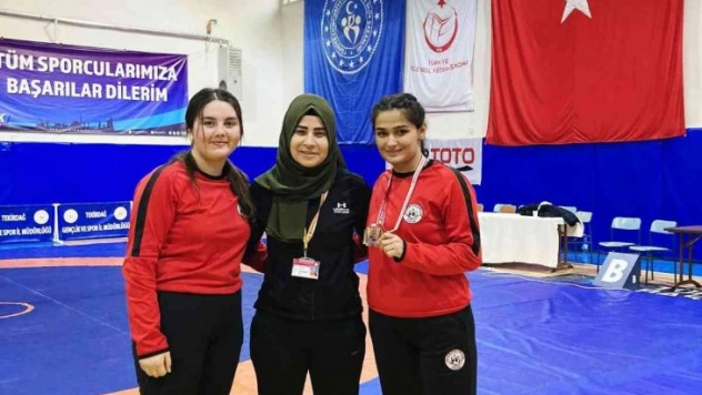Kozanlı güreşçi Nazmiye Türkiye 3.sü oldu