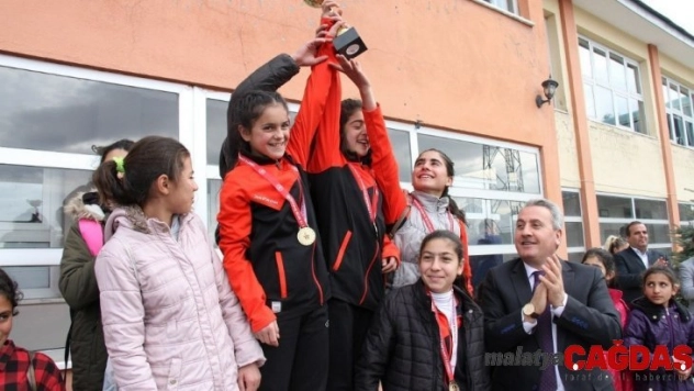 Krosta şampiyon Spor Lisesi ve Karayazı