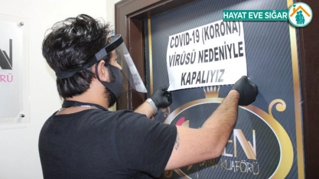 Kuaförler Korona virüs nedeniyle kapalıyız yazılarını sökerek yeniden açıldı