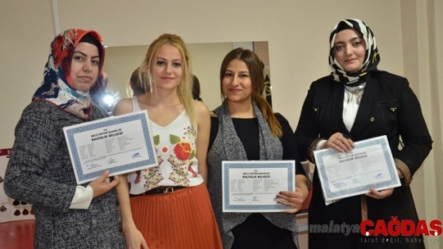 Kuaförlük kursuna katılan hanımlar kalfalık belgelerini aldı