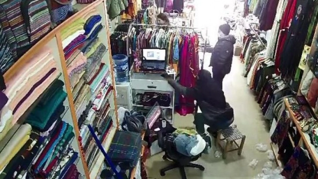 Küçüğü oyaladı, büyüğü çaldı