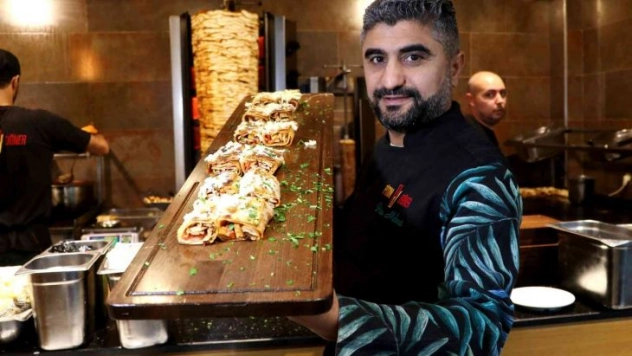 Küçük bir dükkanda işe başlayan dönerci, artık şubeleşiyor