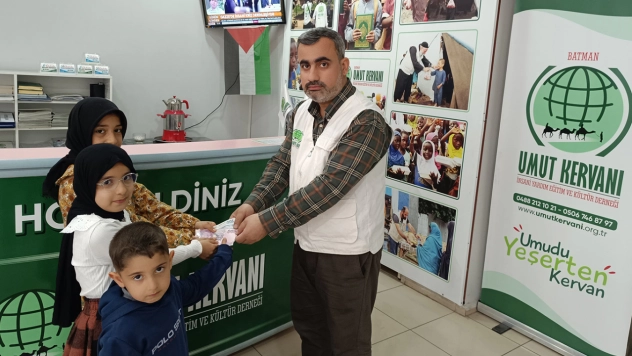 Küçük çocuklar, bayram harçlıklarını Gazze için bağışladı