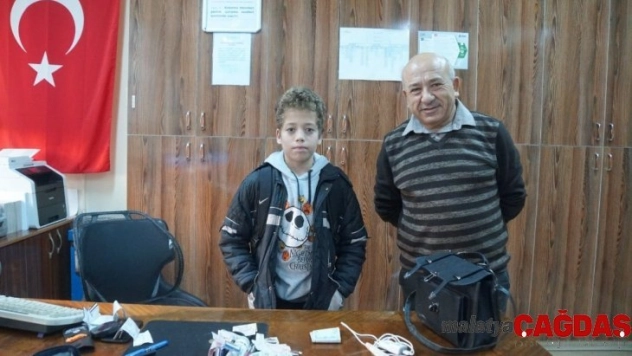 Küçük çocuklardan insanlık ölmemiş dedirten davranış