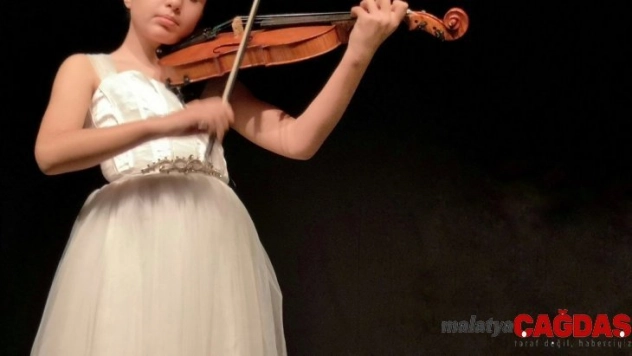 Küçük keman sanatçısı Elif, Başkent Orkestrası ile Ankara'da