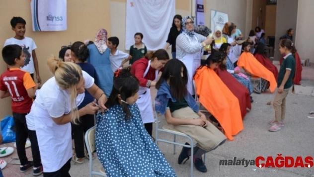 Küçük kızların saç bakım ve kesimi yapıldı