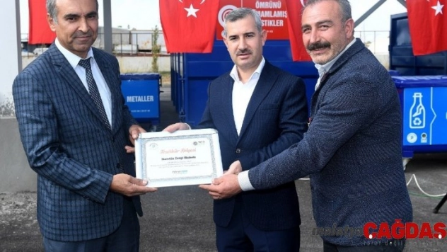 Küçük öğrenciler atık pillerden ay yıldız yaptı
