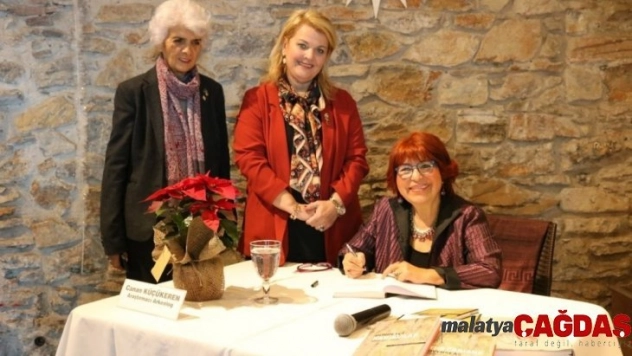 Küçükeren, 'Gurbetçi Karialılar' kitabını imzaladı