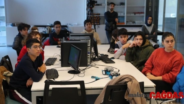 Küçükler, robot geliştirmek için yarıştı