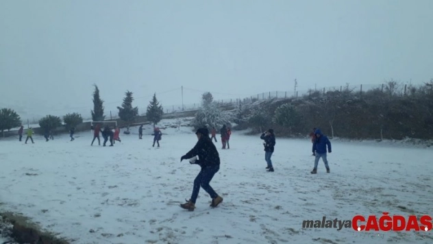 Kula'ya mevsimin ilk karı düştü