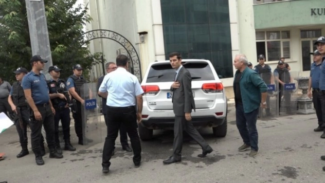 Kulp Belediyesi'ne kayyum olarak atanan Kaymakam Gözlet görevine başladı