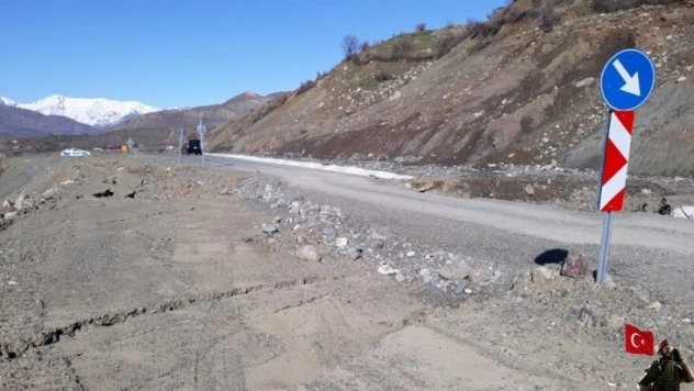 Kulp'ta yol çöktü, ulaşımda aksamalar yaşandı