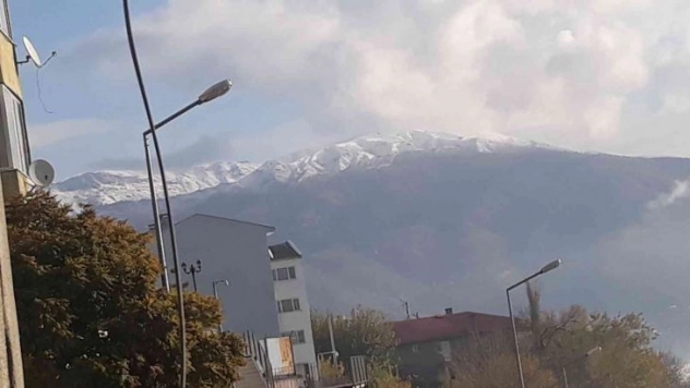 Kulp'un dağlarına mevsimin ilk karı yağdı