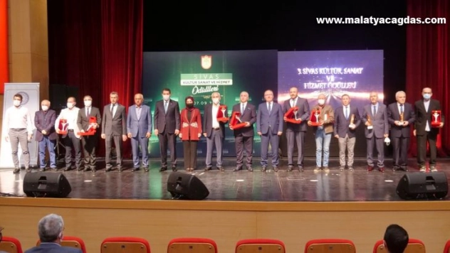 Kültür sanat ve hizmet ödülleri sahipleri buldu