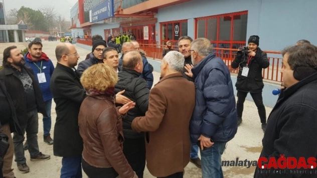 Kulüp başkanı ve futbolcu babası arasında maç sonrası gerginlik