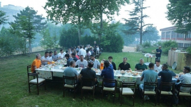Kulüp çalışanlarına iftar
