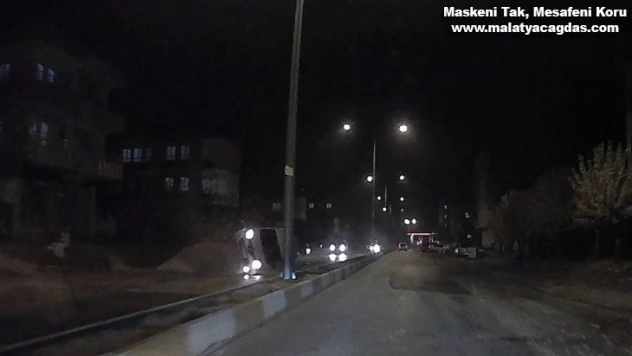 Kum yığınına çarpıp uçan araç güvenlik kamerasında