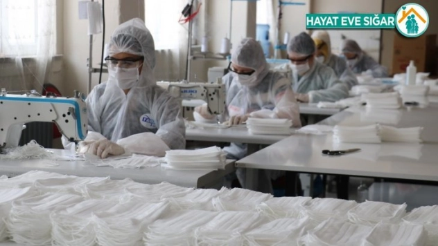 Kumaşı sanata çeviren eller şimdi maske üretiyor
