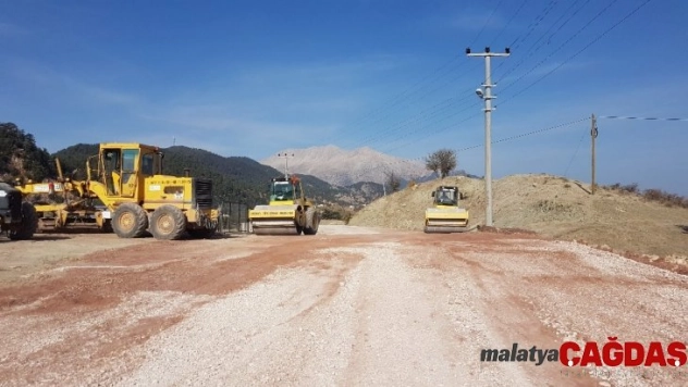 Kumluca'da Üçoluk-Kuzca grup yoluna bakım