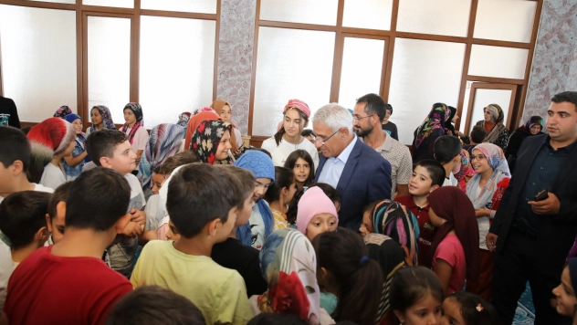 Kur'an Kursu Öğrencilerine Dondurmalar Başkan Güder'den