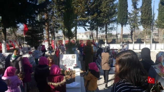 Kur'an kursunun minik öğrencileri şehitleri yalnız bırakmadı