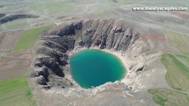 Kuraklık gölün rengini değiştirdi