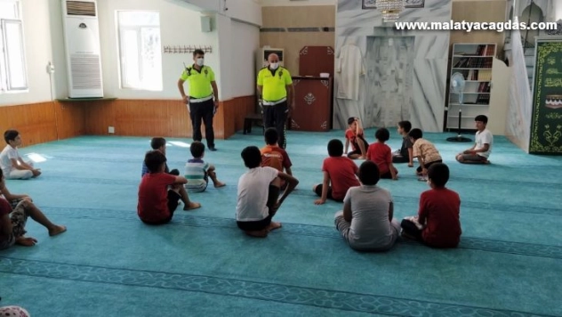 Kuran kursu öğrencilerine trafik eğitimi verildi