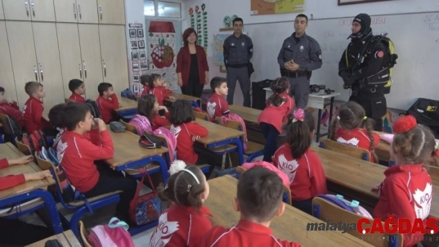 Kurbağa adamlardan okulda ders