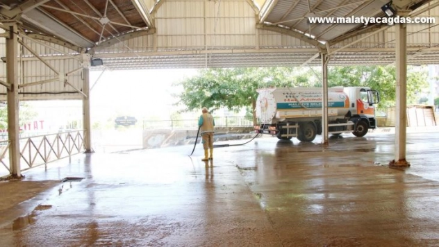 Kurbanlık hayvan kesim yerlerinde yoğun temizlik mesaisi