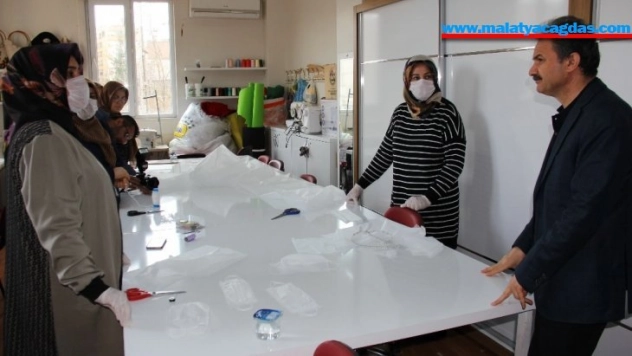 Kursiyer kadınlar maske üretimine başladı