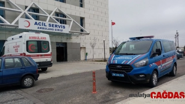 Kurtarmaya çalıştığı kamyon ile traktör arasında kaldı