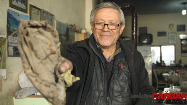Kurtuluş Savaşı'ndan kalma dede yadigarı çarığa gözü gibi bakıyor