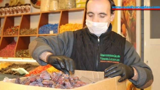 Kuru yemişçi, korona virüs tedbirleri kapsamında maske ve eldivenle çalışıyor