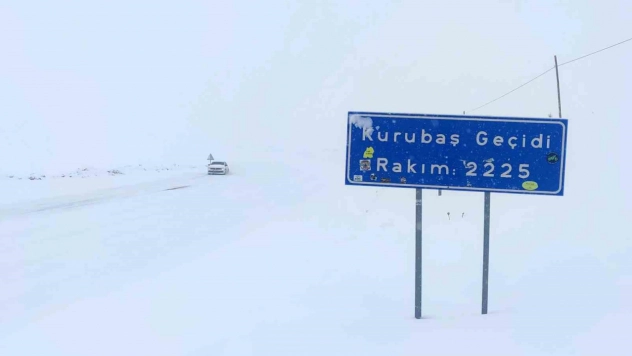 Kurubaş Geçidi'nde kar yağışı ve sis etkili oluyor