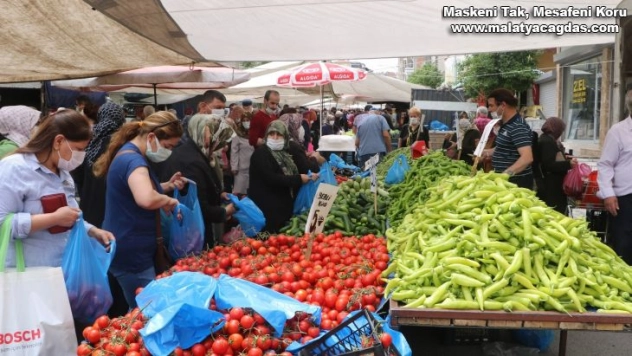 Kurulan semt pazarı esnafın da tüketicinin de yüzünü güldürdü
