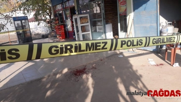 Kurusıkı tabanca ve sobalı 4 kişi market sahibini darp etti