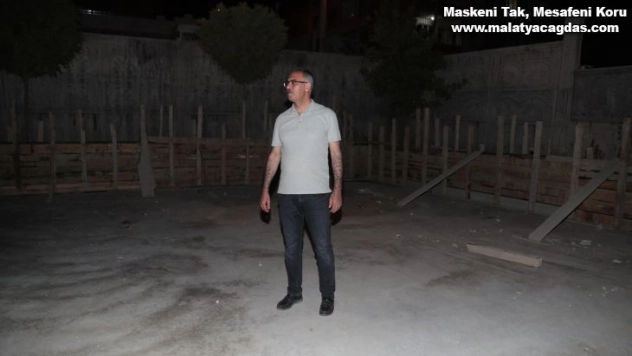 Kuş, yapımı devam eden kapalı semt pazarını gece inceledi