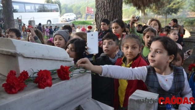 Kuşadalı Mahmut Esat Bozkurt mezarı başında anıldı