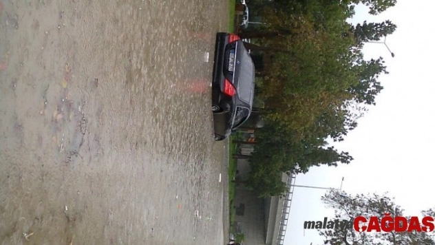 Kuşadası'nda sağanak yağmur etkili oldu