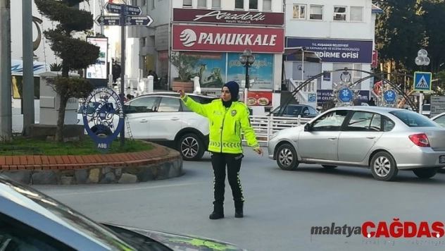 Kuşadası'nda trafik bayan polislere emanet
