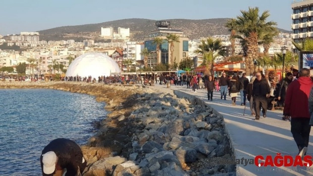 Kuşadası'nda vatandaşlar sahile akın etti