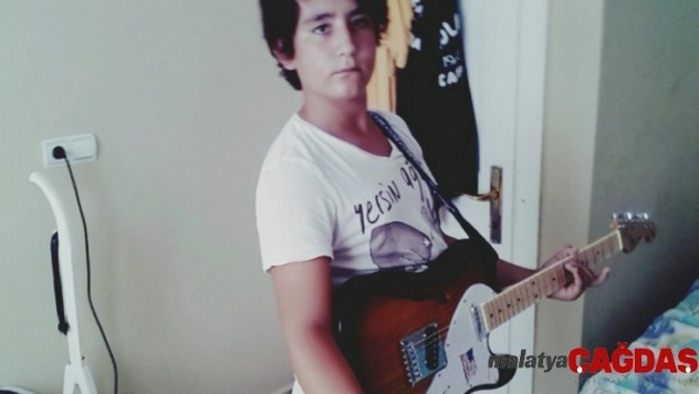 Kuşadası'nda virajı alamayan motorsiklet sürücüsü tabelaya çarptı 1 ölü