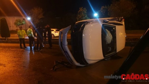 Kuşadası'nda yağmurdan dolayı kayganlaşan yolda araç ters döndü