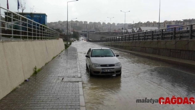 Kuşadası sağanak yağıaşa teslim oldu