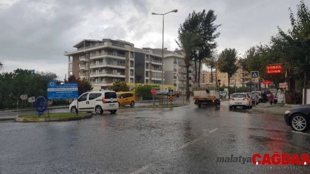 Kuşadası sağanak yağışa teslim oldu.